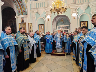 Епископ Леонид возглавил вечернее Богослужение с чтением Акафиста Пресвятой Богородице перед ковчегом с частью Пояса Божией Матери и частицами мощей Её родителей