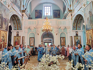 Преосвященный епископ Леонид совершил Утреню с чином Погребения Пресвятой Богородицы