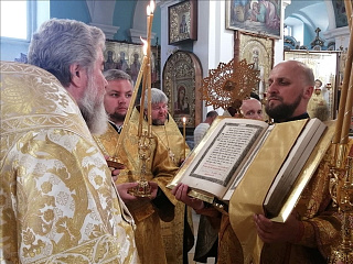 В канун Недели 1-й по Пятидесятнице и праздника Всех святых правящий архиерей совершил Всенощное бдение в кафедральном соборе г. Мозыря