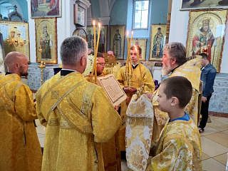 В канун празднования 1035-летия Крещения Руси и дня памяти святого равноапостольного князя Владимира епископ Леонид возглавил Всенощное бдение в кафедральном соборе г. Мозыря